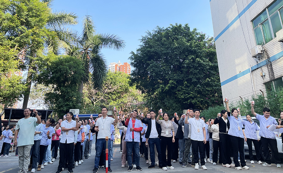 ”聚力同行 繩彩飛揚“~拔河比賽在91看片在线人的一聲聲呐喊助威中圓滿結束！
